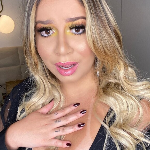 Marília Mendonça possui o nome Léo, seu filho, tatuado nos dedos
