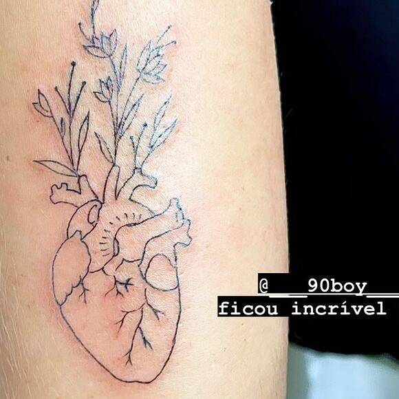 Marília Mendonça exibe resultado de nova tatuagem