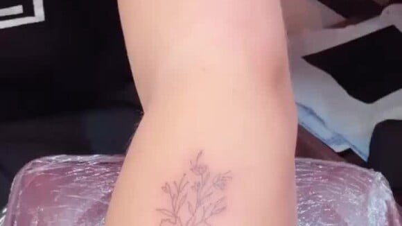 Tatuador Lucas Franco, do estúdio 90 BO¥, exibe resultado de tatuagem de Marília Mendonça