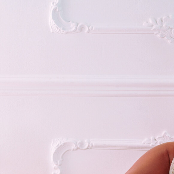 Bruna Marquezine investe em estampas minimalistas em lingerie