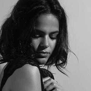Bruna Marquezine curte body com transparência