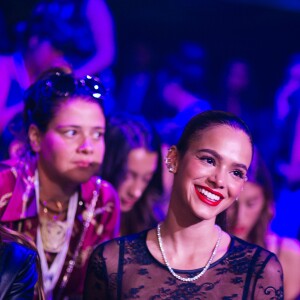 Bruna Marquezine adora usar sutiã à mostra em looks