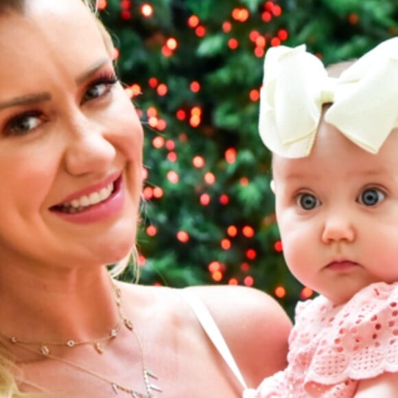 Filha de Ana Paula Siebert encantou a mãe ao surgir vestida de Mamãe Noel: 'Explosão fofa do dia'