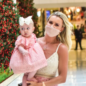 Filha de Ana Paula Siebert e Roberto Justus, Vicky conheceu decoração de Natal ao visitar shopping com a mãe