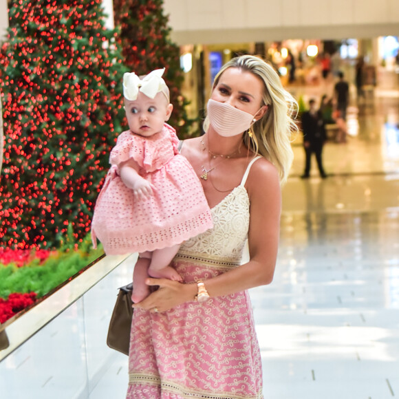 Filha de Ana Paula Siebert e Roberto Justus, Vicky conheceu decoração de Natal ao visitar shopping com a mãe