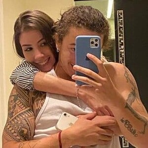 Namorada de Whindersson Nunes mostra tatuagem em foto de biquíni