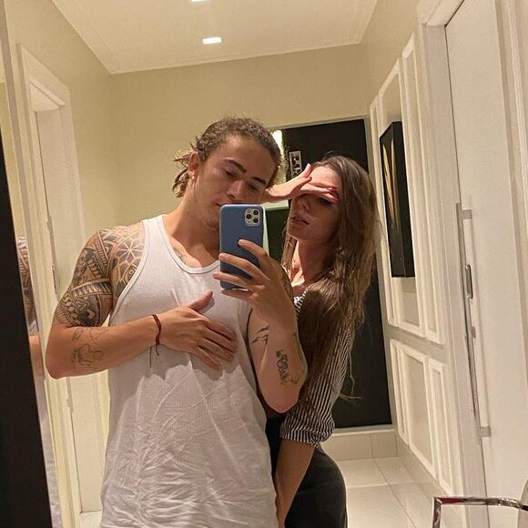 Maria Lina mostra tatuagem em foto de biquíni