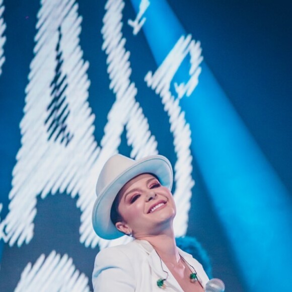 Maraisa usou vestido com babado em 2º show do final de semana