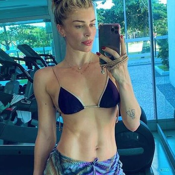 Grazi Massafera treinou de biquíni e shortinho e roubou a cena com seu corpo sarado