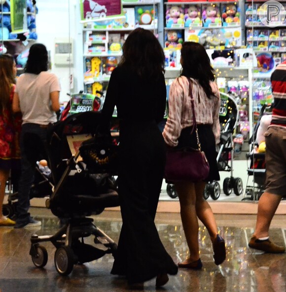 Juliana Paes passeia com o filho Antonio em shopping no Rio