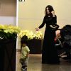 Juliana Paes passeia com o filho Antonio em shopping no Rio