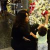Juliana Paes leva Antonio, de 1 ano, seu filho caçula, em shopping no Rio