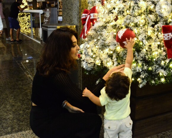 Juliana Paes leva Antonio, de 1 ano, seu filho caçula, em shopping no Rio