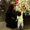 Juliana Paes se diverte com o filho Antonio, de 1 ano, com decoração natalina em shopping no Rio