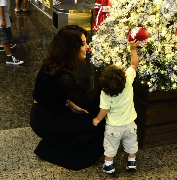 Juliana Paes se diverte com o filho Antonio, de 1 ano, com decoração natalina em shopping no Rio