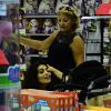 Juliana Paes vai à loja em shopping com o filho Antonio de 1 ano