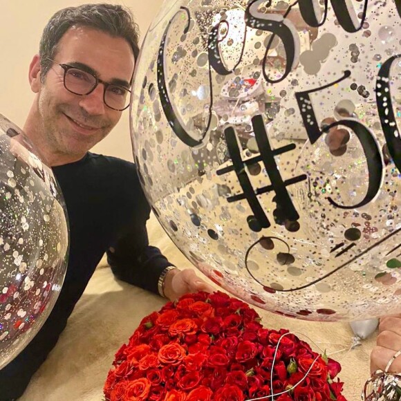 Cesar Tralli mostra celebração da data especial para os fãs na web