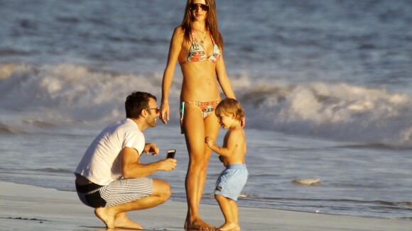 Alessandra Ambrosio brinca com os filhos em praia dos EUA e tira selfie