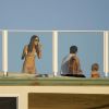 Alessandra Ambrosio passa o dia em família com os filhos, Anja e Noah, e com o marido, Jamie Mazur, na praia de Malibu, nos EUA, em 9 de novembro de 2014