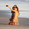 Alessandra Ambrosio passa o dia em família com os filhos, Anja e Noah, e com o marido, Jamie Mazur, na praia de Malibu, nos EUA, em 9 de novembro de 2014