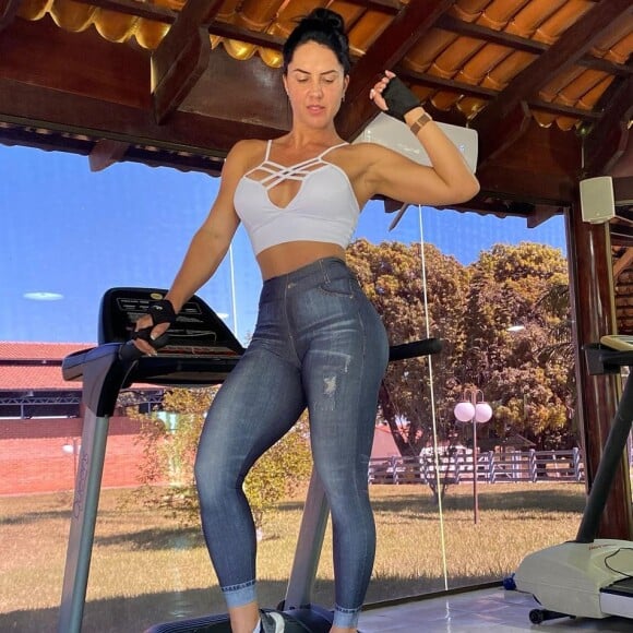 Graciele Lacerda mantém corpo em forma com exercícios