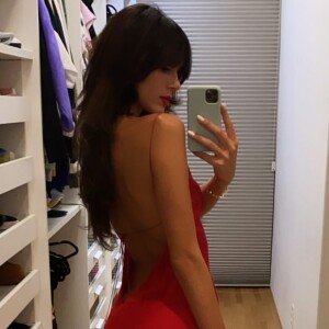 Bruna Marquezine é surpreendida por Luana Marquezine com presente