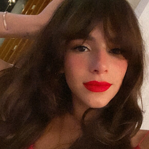 Bruna Marquezine aposta em batom vermelho para Natal