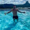 Wesley Safadão mostra físico em forma em foto na piscina