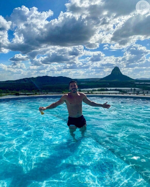 Wesley Safadão mostra físico em forma em foto na piscina