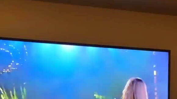 Ivete Sangalo mostra a filha Marina dançando suas músicas na frente da TV