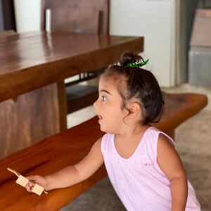 Ivete Sangalo mostrou a filha Marina dançando suas músicas na frente da TV