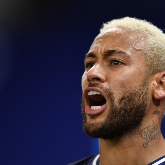 Neymar distribuiu pulseiras escrito 'passe livre' aos convidados, sendo uma cor para cada dia