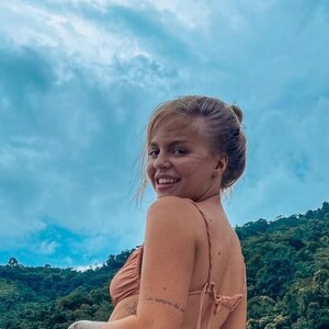 Luísa Sonza viajou para Ilhabela, em São Paulo, com o namorado, Vitão