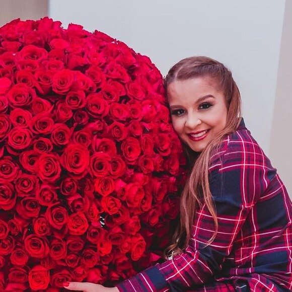 Maiara ganhou um buquê gigante do namorado, Fernando Zor, com quem se relaciona desde 2018 entre idas e vindas