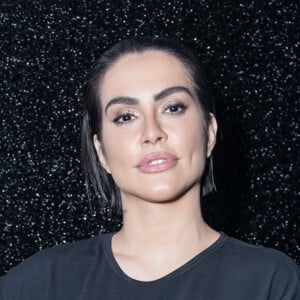 Cleo recebeu elogios ao posar de biquíni com cintura alta