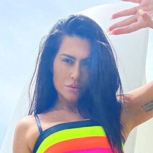 Biquíni neon de Cleo tinha faixas de elástico