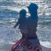 Marília Mendonça combina look de praia com o filho, Léo, de 1 ano