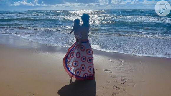 Marília Mendonça combina look de praia com o filho, Léo, de 1 ano