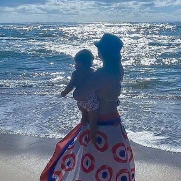 Marília Mendonça combina look de praia com o filho, Léo, de 1 ano