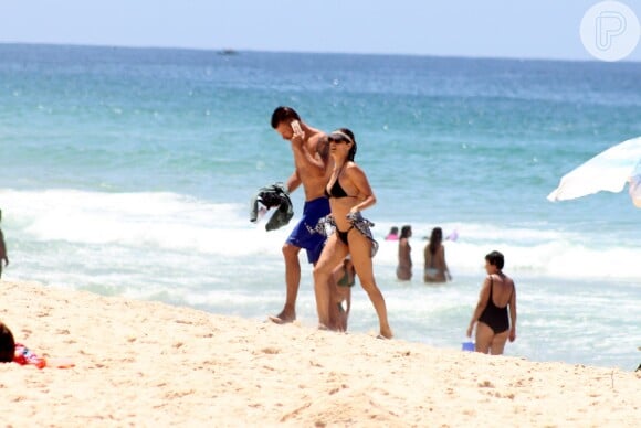 Fernanda Lima e Rodrigo Hilbert curtem praia no Rio e mostram boa forma, nesta segunda-feira, 10 de novembro de 2014