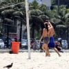 Fernanda Lima e Rodrigo Hilbert curtem praia no Rio e mostram boa forma, nesta segunda-feira, 10 de novembro de 2014