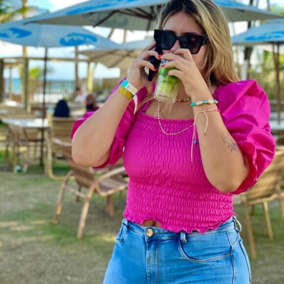 Marília Mendonça já surgiu com cropped com mangas bufantes em look