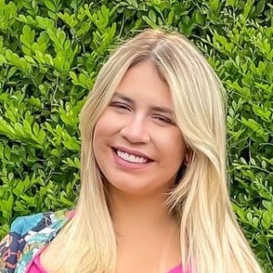 Marília Mendonça já surgiu em look rosa com short jeans e quimono