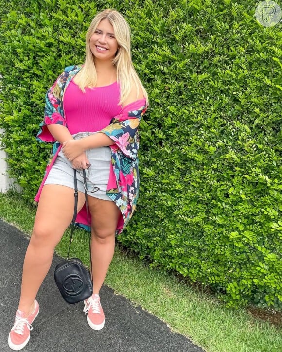 Marília Mendonça já surgiu em look rosa com short jeans e quimono