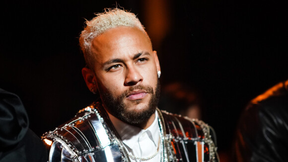 Neymar ironiza ao filmar preparativos de Réveillon em família: 'Não é para 500 pessoas'