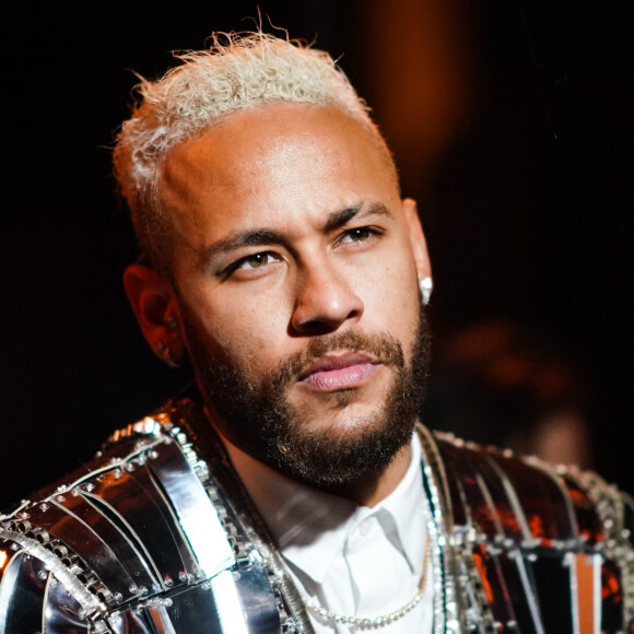 Neymar ironiza ao filmar preparativos de Réveillon em família: 'Não é para 500 pessoas'