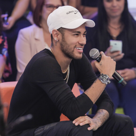 Neymar filmou mesa de jantar e disse que seu Réveillon seria com amigos e familiares