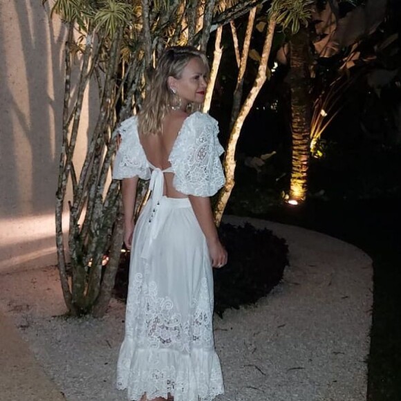 Eliana exibe look de ano novo com decote nas costas