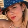 Marília Mendonça usa bucket hat grifado em look praiano