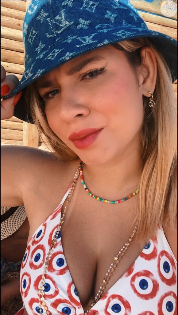 Marília Mendonça usa bucket hat grifado em look praiano